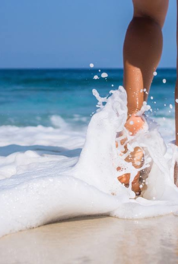 فوائد مذهلة للصحة عند المشي على رمل البحر 