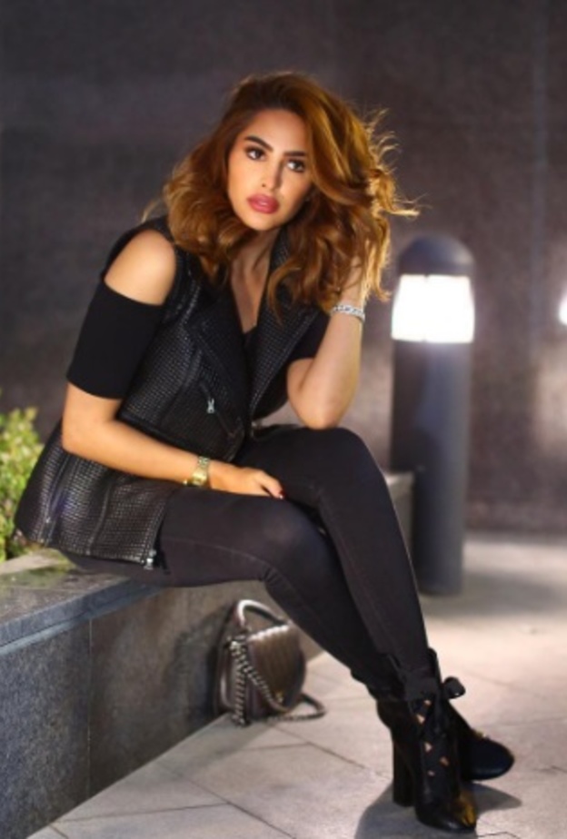 فوز الفهد مشرقة بموضة التوبات العصرية والأكمام ابمفرغة