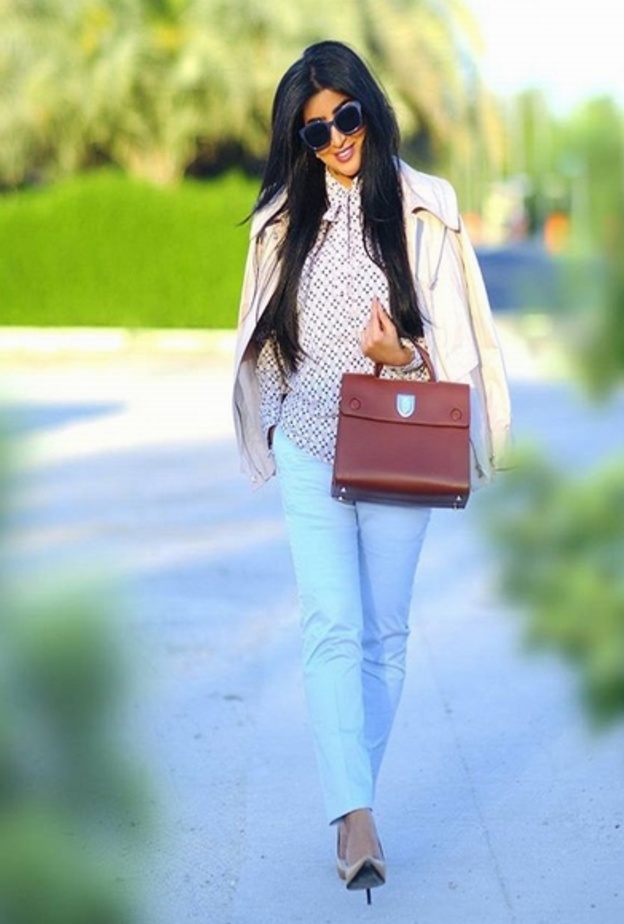 في الشتاء اختاري الحقائب الغامقة اللون كبثينه الرئيسي 