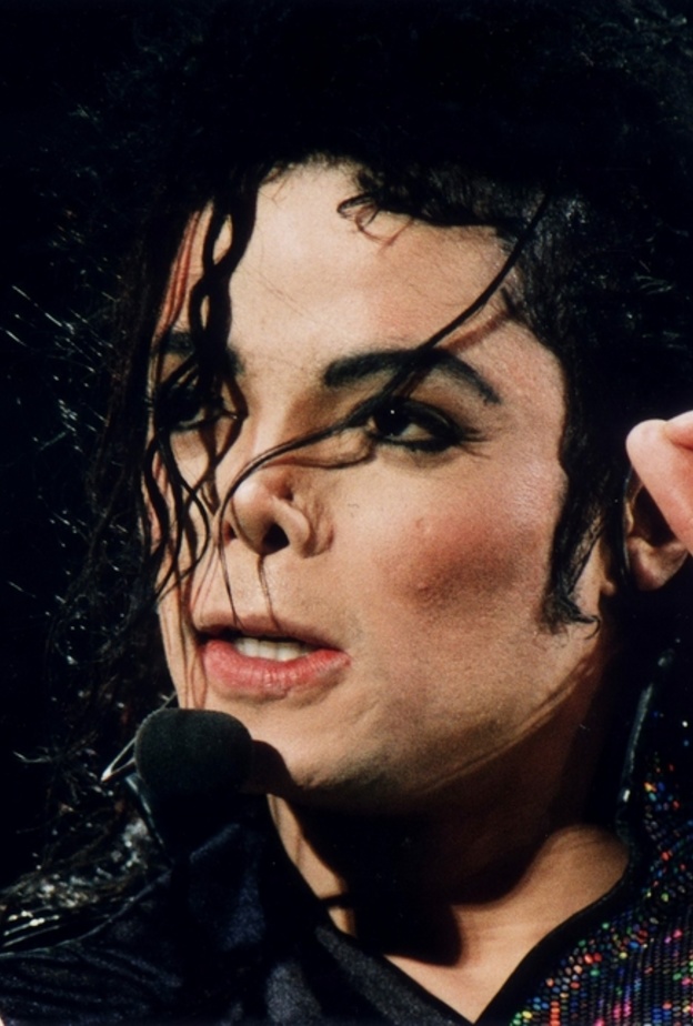 في قمة شهرته وفشل في عمليات التجميل