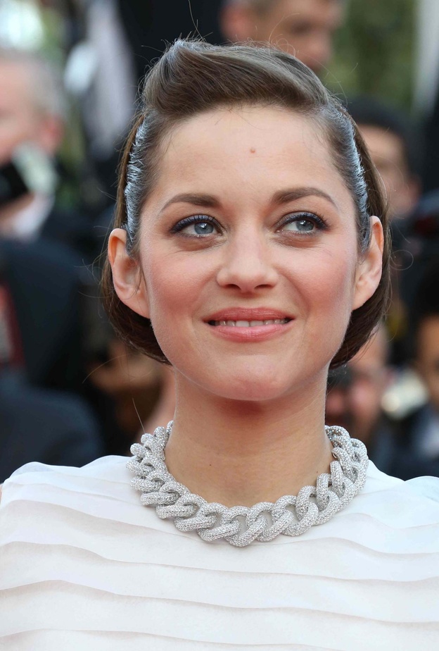 في مهرجان كان ماريون كوتيارد ترتدي قلادة شوبارد بتصميم السلسلة