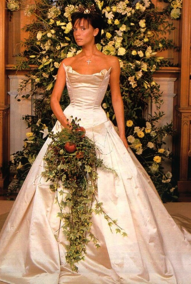 فيكتوريا بيكهام كما بدت في حفل زفافها مع التاج الذهبي الذي زين رأسها