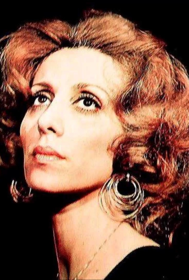 فيروز عرفت بكحلها الأسود وإطلالاتها الجذابة 