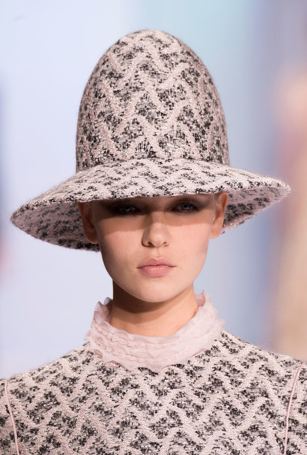 قبعات بأشكال جديدة وعصرية من رالف اند روسو Ralph & Russo