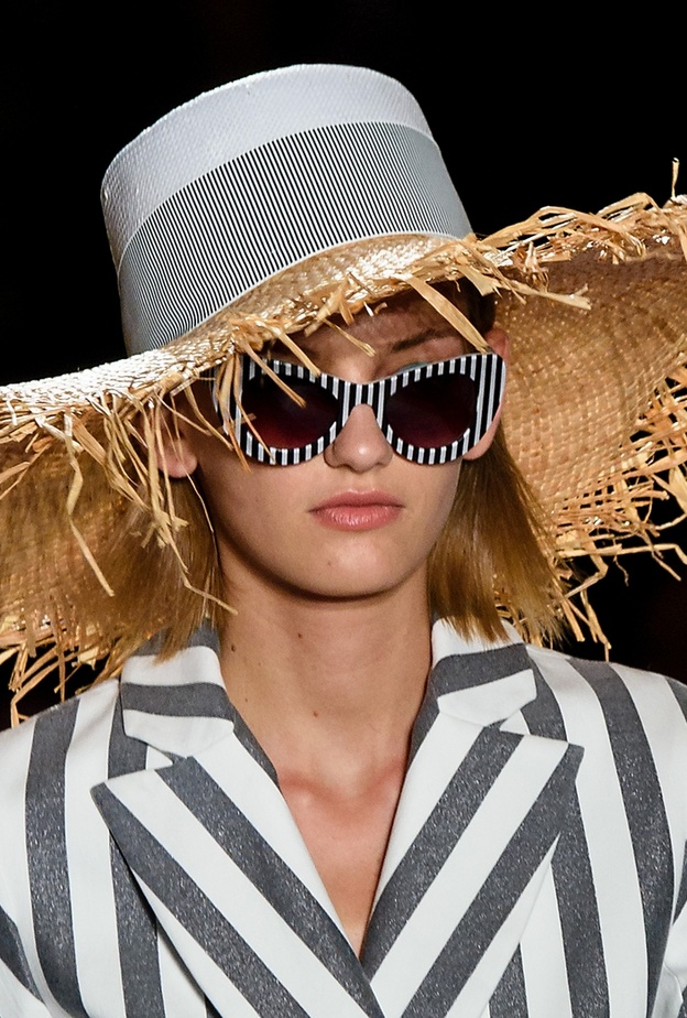 قبعة كبيرة واستثنائية من Christian Siriano