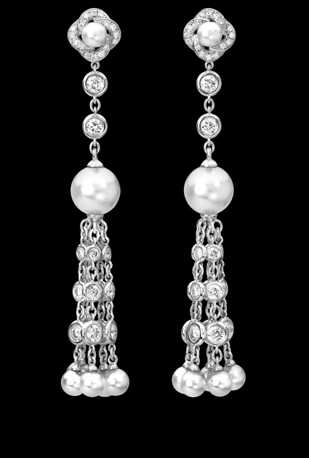 قرط بياجيه من الذهب الأبيض والماس واللؤلؤ