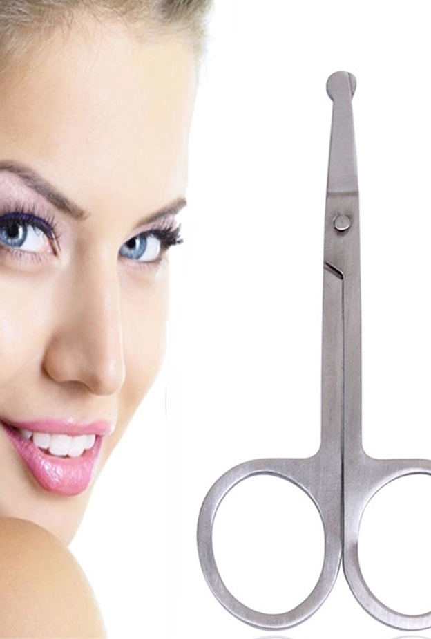 قص الشعيرات الزائدة هي الطريقة الصحيحة لازالة الشعر الزائد في الانف