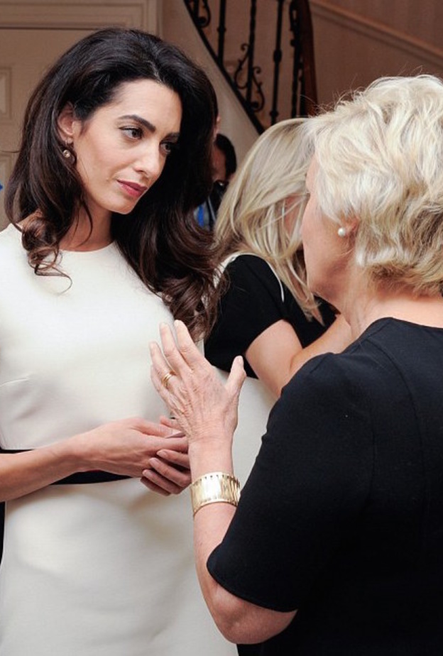 قضت أمل كلوني بعض الوقت في الحديث إلى الحضور