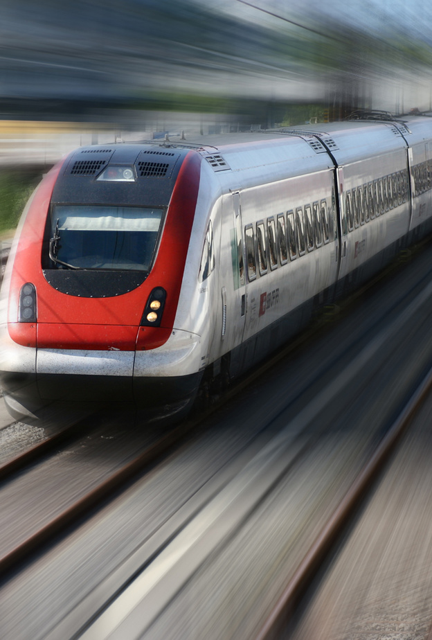 قطار سريع يصطدم بشاحنة ويقسمها إلى نصفين