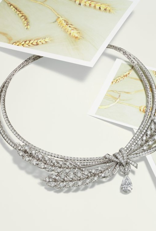 قلادة ماس وذهب أبيض من شوميه