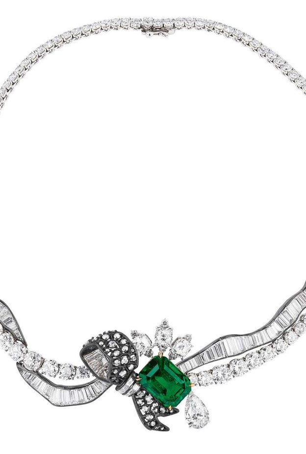 قلادة من ديور