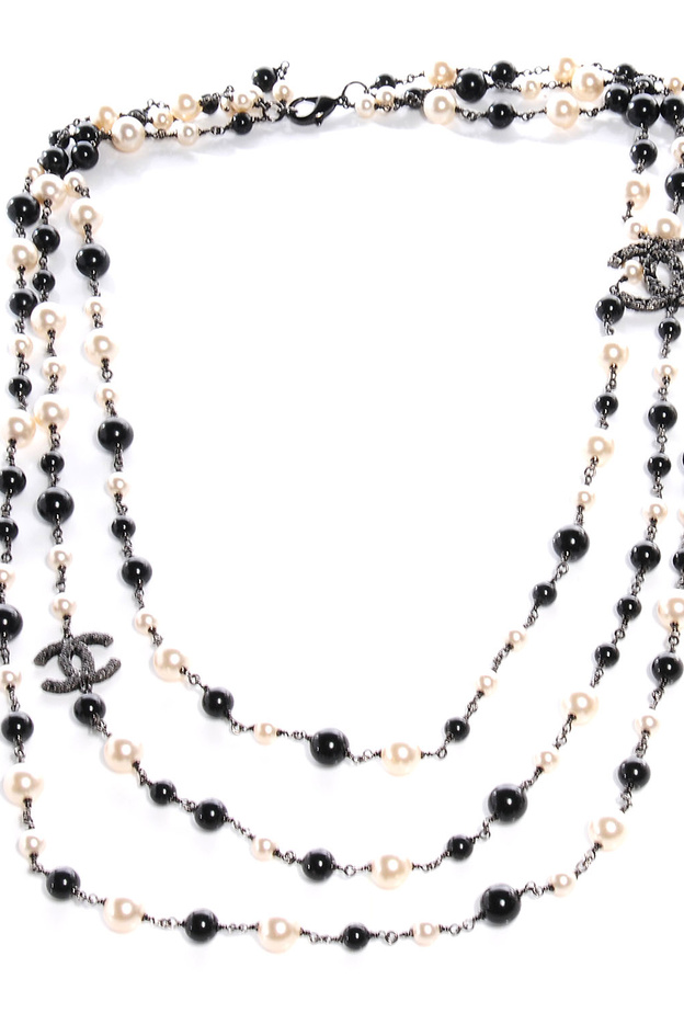 قلادة من شانيل بثلاث طبقات 