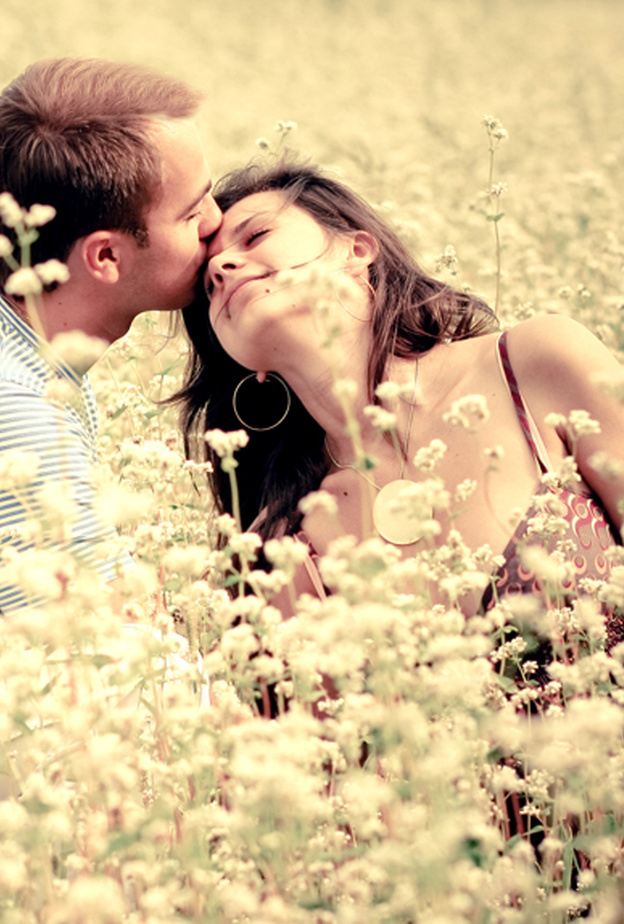 قومي بتظهير صورة رومنسية لكما على لوحة خشبية واهديه اياها