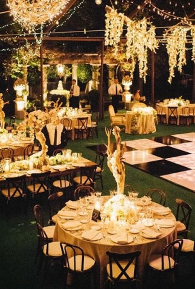 قومي بتوزيع الأثاث في قاعة حفل الزفاف بذكاء