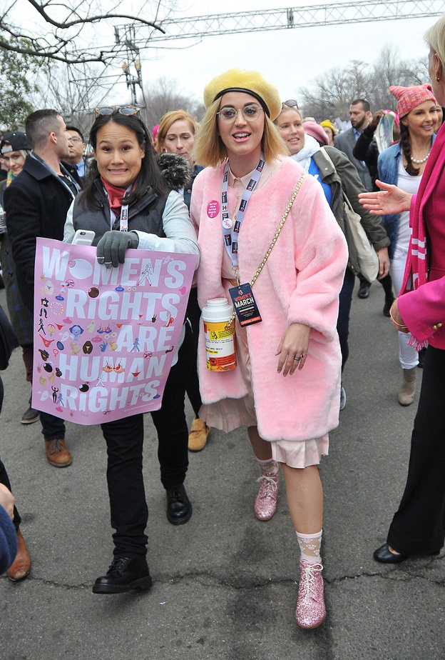 كاتي بيري Katy Perry تختار معطف الفرو الزهري مع اكسسوار القبعة باللون البيج