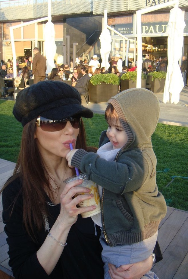 كاتيا حركة وابنها