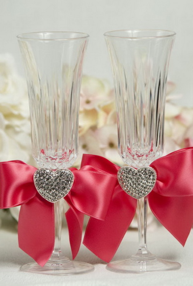 كاسات مزينة بالدانتيل واللؤلؤ