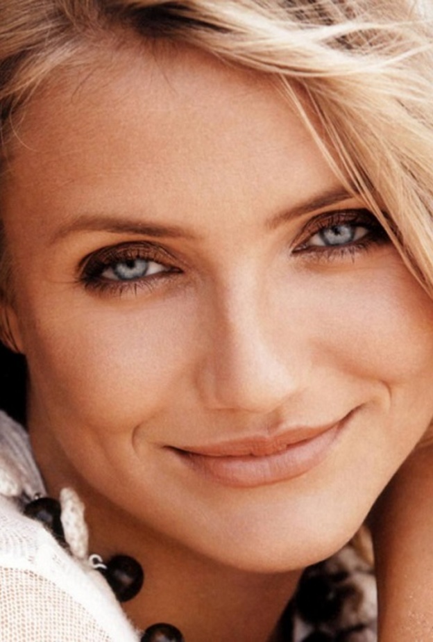 في العرض الأول للفيلم الرسوم المتحركة شريك معها حقيبة معدنية من الذهب والصنادل في عام 2004