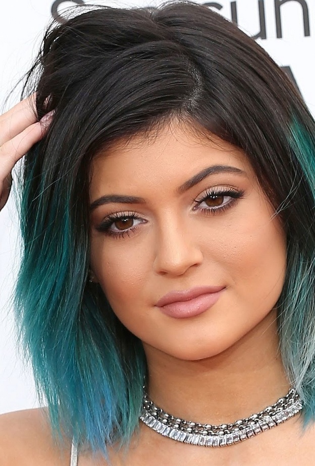 كايلي جينر Kylie Jenner تختار تلوين اطراف الشعر باللون الازرق