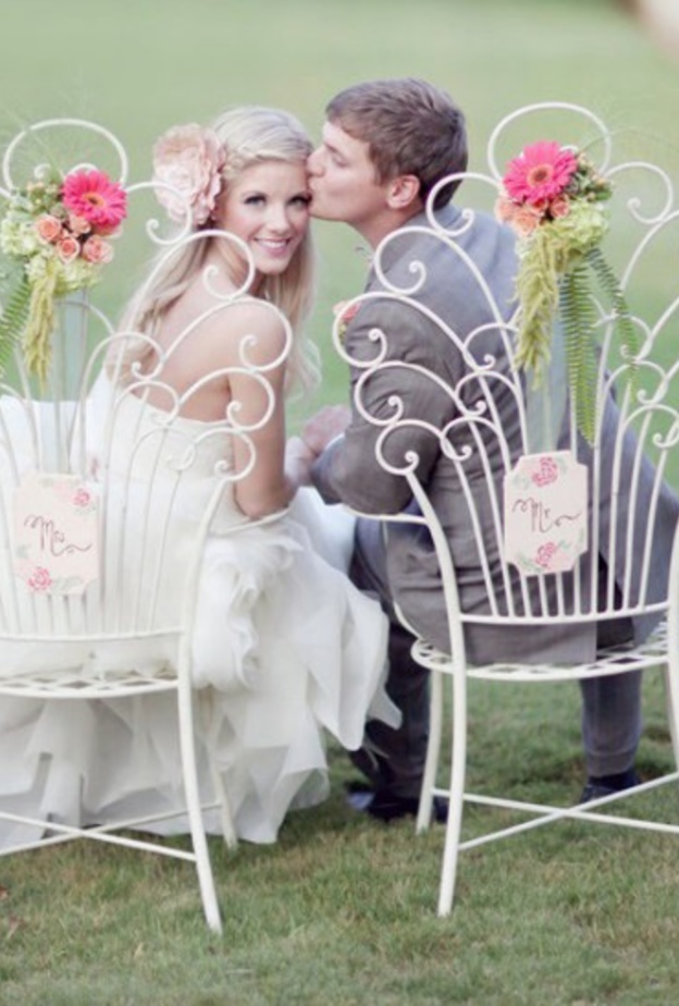 كراسي بيضاء جميلة لزفافك في العيد