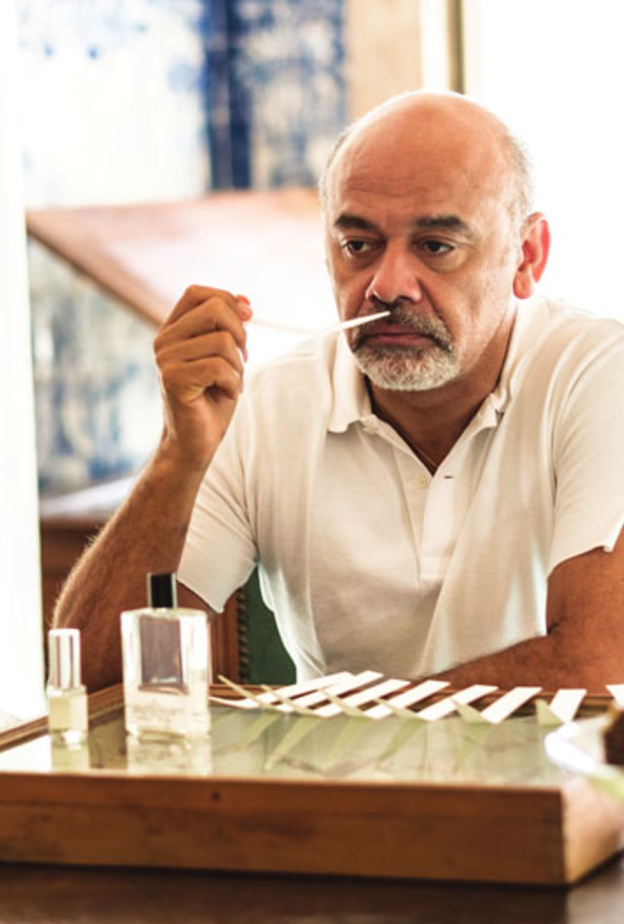 كريستيان لوبوتان أثناء تجربة العطر