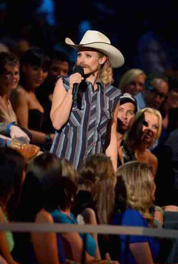  كريستين بيل بالشارب وقبعة رعاة البقر