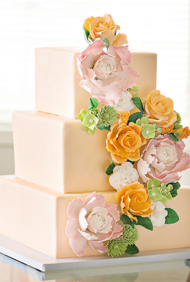 كعكة زفاف باللون البرقوقي والورود السكرية