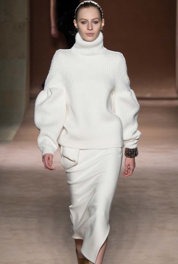 كنزات شتوية بموضة الأكمام الضخمة على خطى دار فيكتوريا بيكهام ‏Victoria Beckham