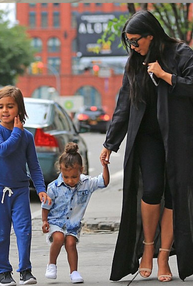 كيم تساعد كورتني باصطحاب ابنها للتنزه
