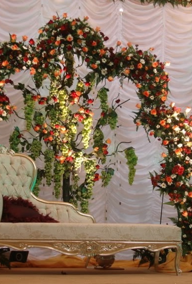 كوشة محاطة بالورد