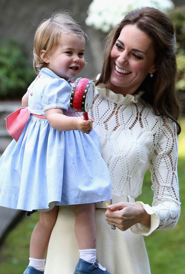 كيت ميدلتون تحمل الاميره شارلوت