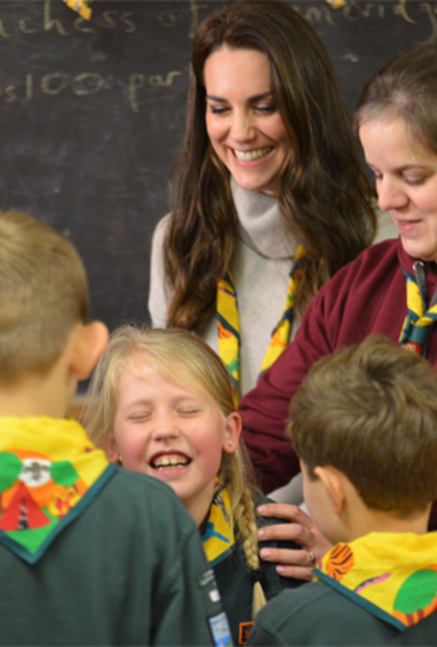 كيت ميدلتون زينة الكعك مع الأطفال