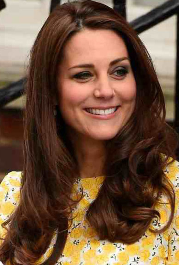 وليام يحمل ابنه الأول جورج وبجواره زوجته كيت