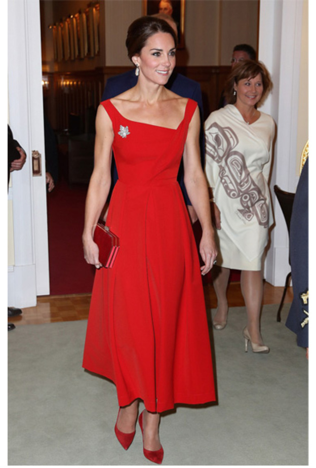 كيت ميدلتون  kate Middleton تختار الفستان الاحمر من توقيع Preen by Thornton Bregazzi