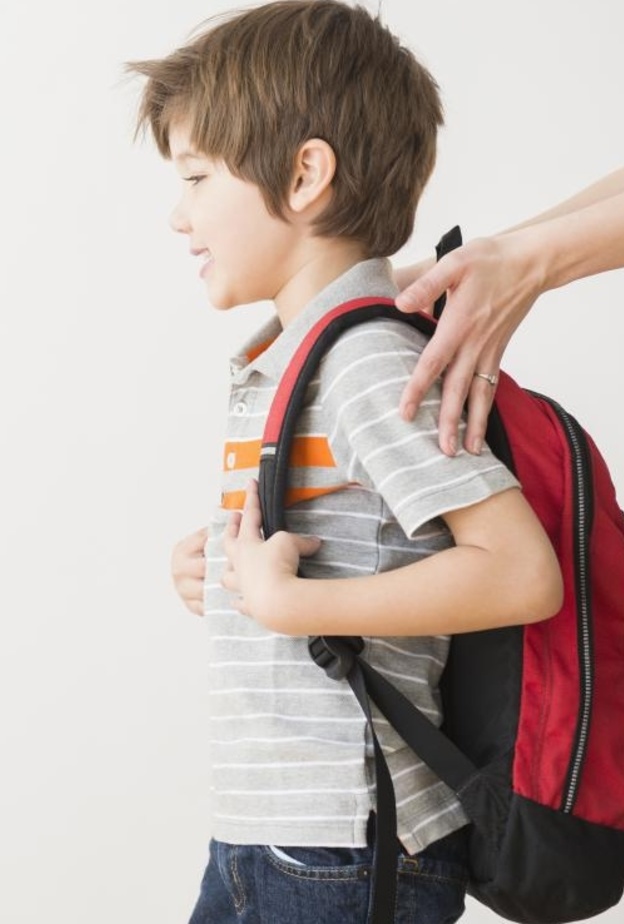 كيف تتعاملين مع طفلك بعد نقله الى مدرسة جديدة