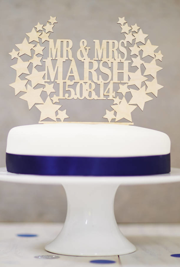 كيكة زفاف ناعمة مزينة بالنجوم لزفاف العيد