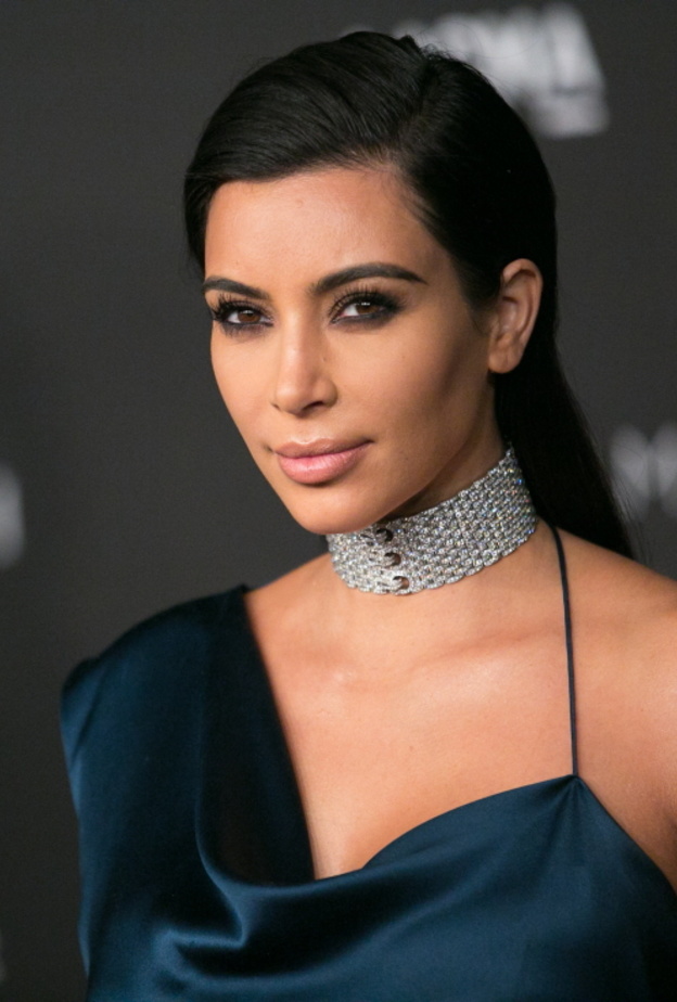 كيم كارداشيان ترتدي قلادة من كارتييه