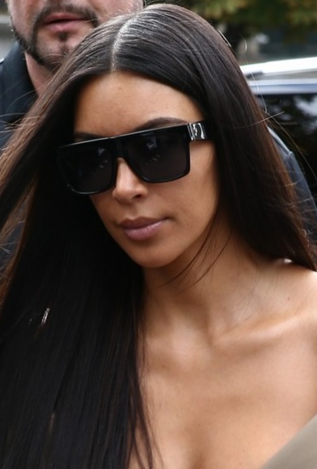 كيم كارداشيان Kim Kardashian لحضور عرض بالنسياغا