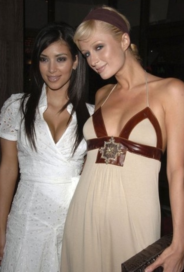 كيم كردشيان تتزين باكسسوارات كبيرة 