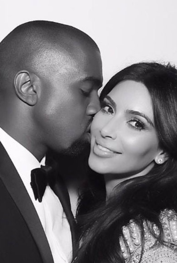 كيم كارداشيان تحتفل بمرور عام على زواجها بهذه الصور