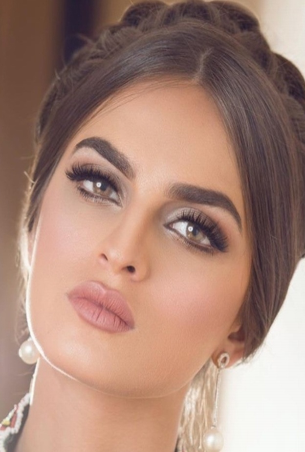 كيناز بمكياج ناعم من نوره بو عوض 