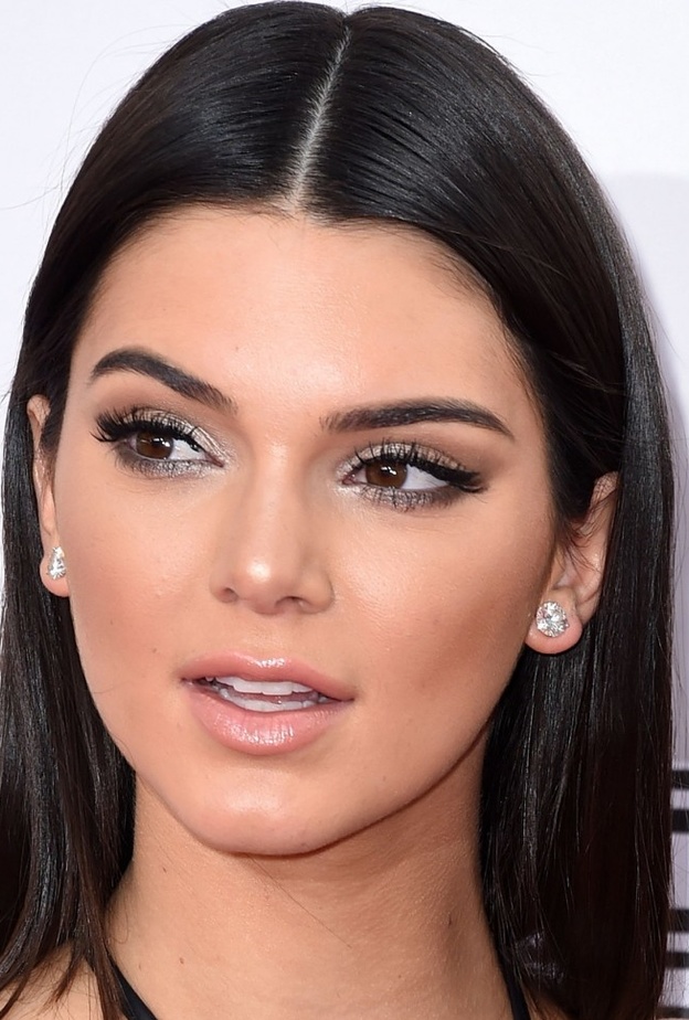 كيندال جينر Kendall Jenner مثال على الوجه البيضاوي