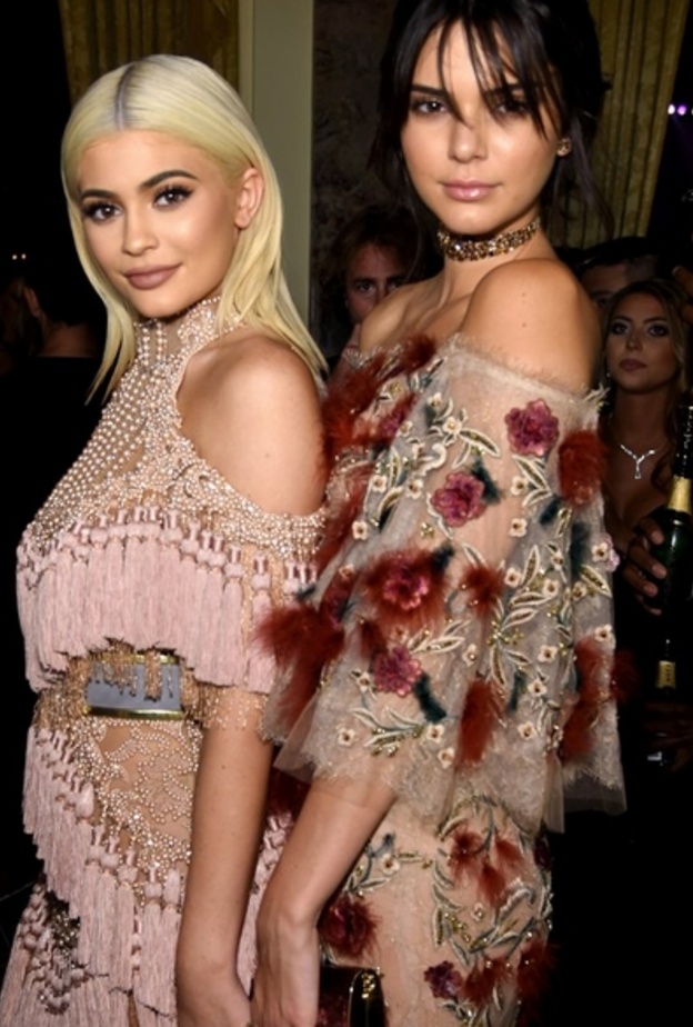 كيندل جينر kendall jenner وكايلي جينرkylie Jenner يتنافسان في اردتاء فساتين سهرة راقية