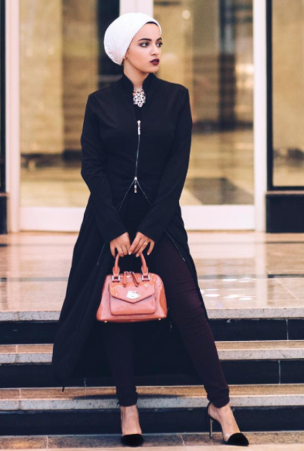 لإطلالة عصرية اختاري المعاطف الملفتة بالسحابات عوضاً عن الأزرار ونسقيها بأسلوب أنيق وبسيط على طريقة المحجبة سحر فؤاد