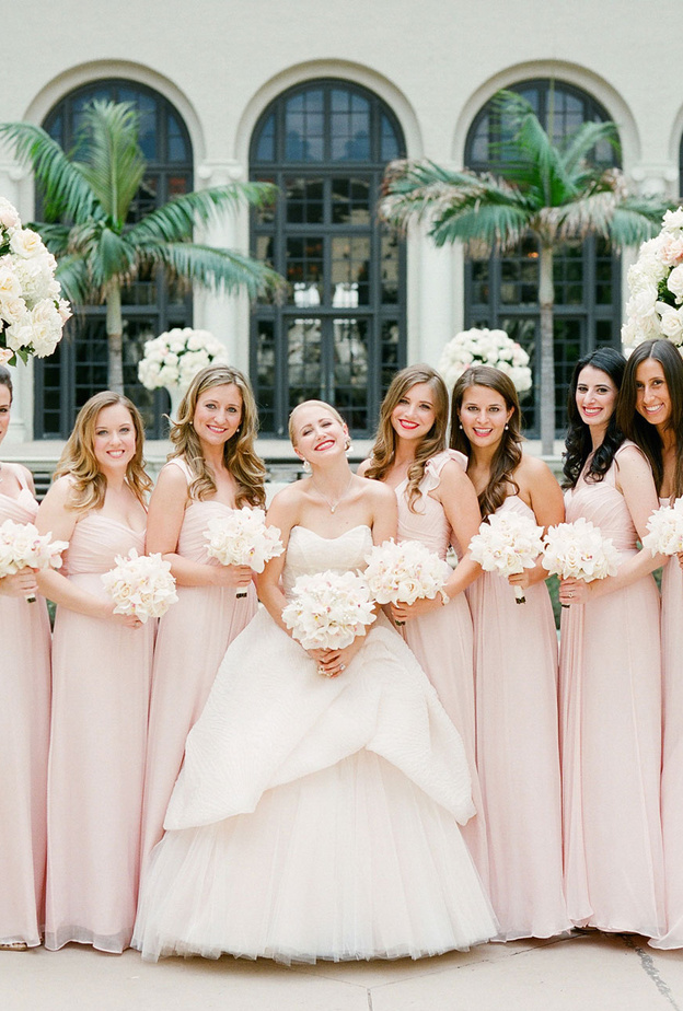 عند اختيارك لصديقاتك يجب أن يكون منهم الأشخاص الذين ترغبين حقا في أن يقفوا إلى جوارك في يوم حفل زفافك