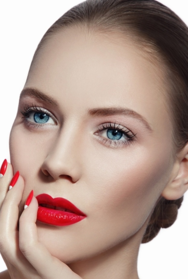 لا تخافي من ملمع الشفاه الأحمر، فهو يعطي جاذبية أكثر من أحمر الشفاه المطفي
