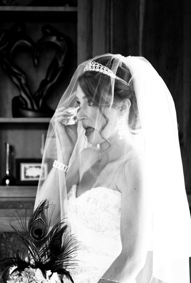 لا تخفي دموعك