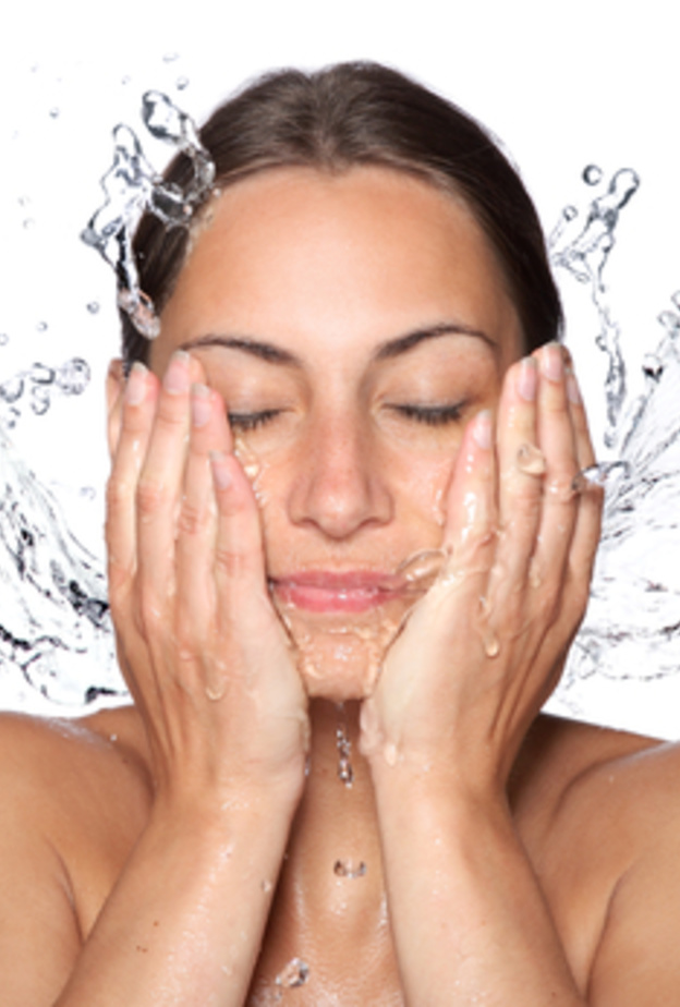 لا تكثري من غسل الوجه بحجة تخفيف الزيوت عنه، فهذا يؤثر على بشرتك سلبياً