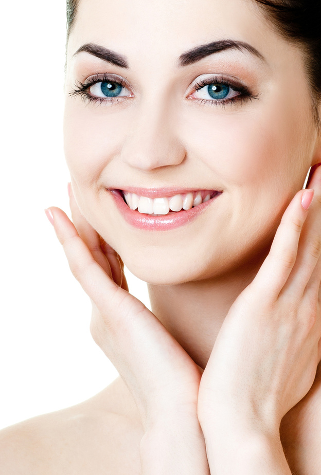 لبشرة نقية وصافية استخدمي الحليب وزيت اللوز وماء الورد يوميا