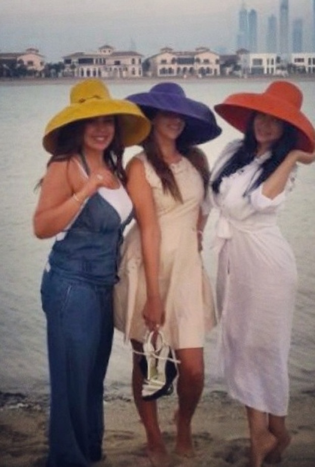 لجين عمران تستمتع بالبحر مع صديقاتها